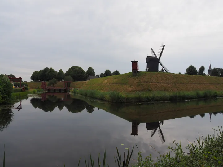 Standerdmolen in Bourtagne (Nederland)